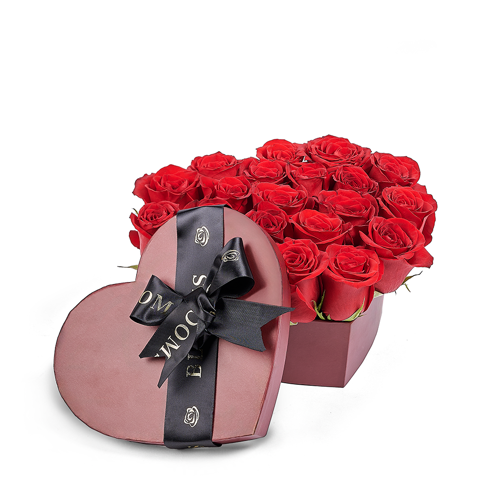 Heart-Shaped Red Rose Gift – how the gift is presented