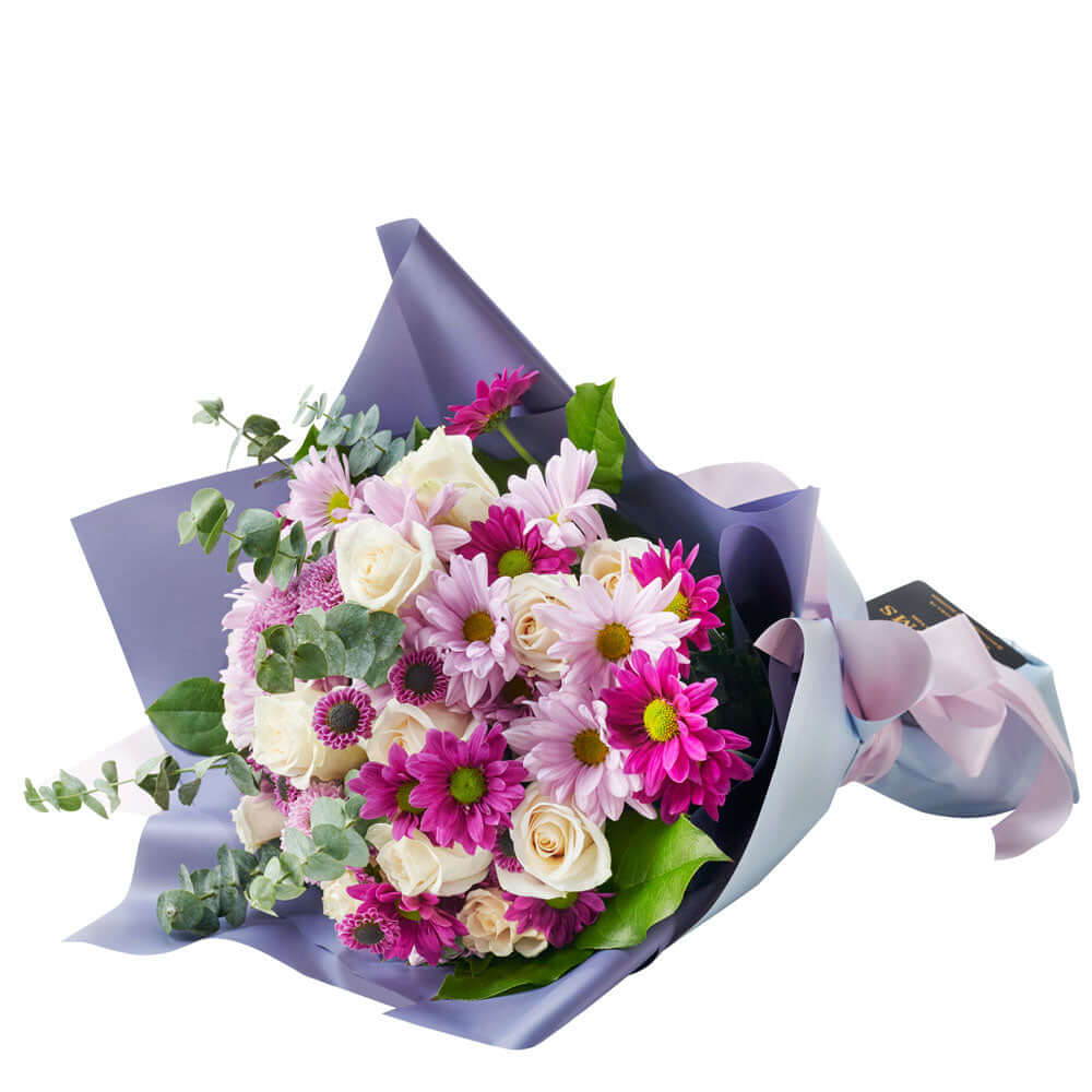 Luxurious Mixed Floral Wrap with Pink Roses and Daisies – how the gift is presented