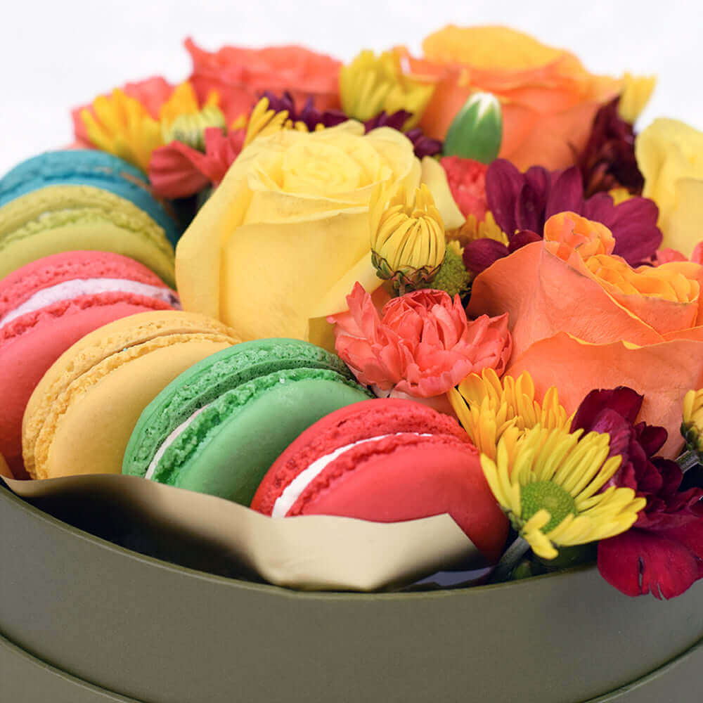 Fresh Roses and Macaroon Hat Box – how the gift is presented