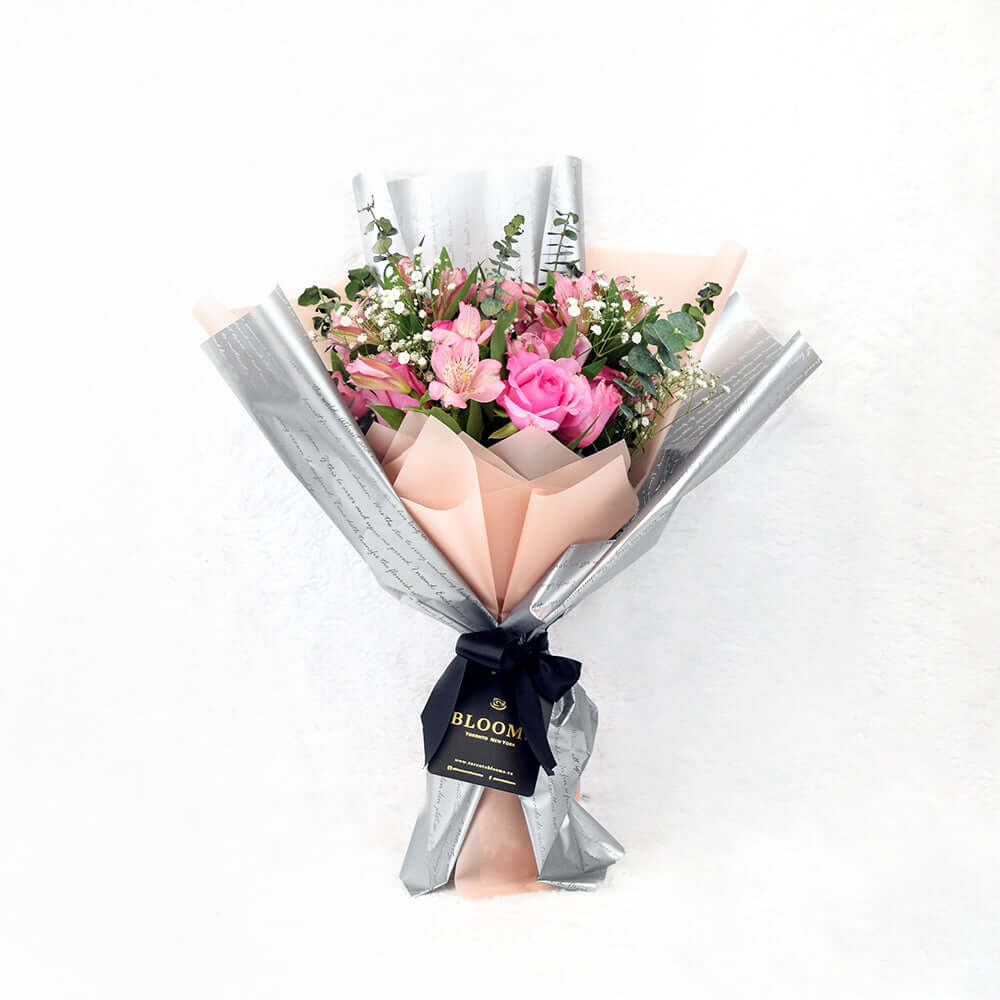 Pink Rose and Sparkling Wine Bouquet – how the gift is presented