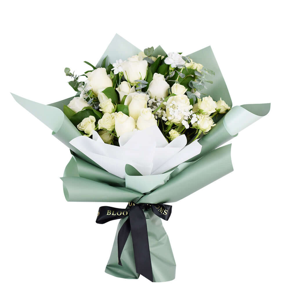 White Tea Roses Wrapped Bouquet – how the gift is presented