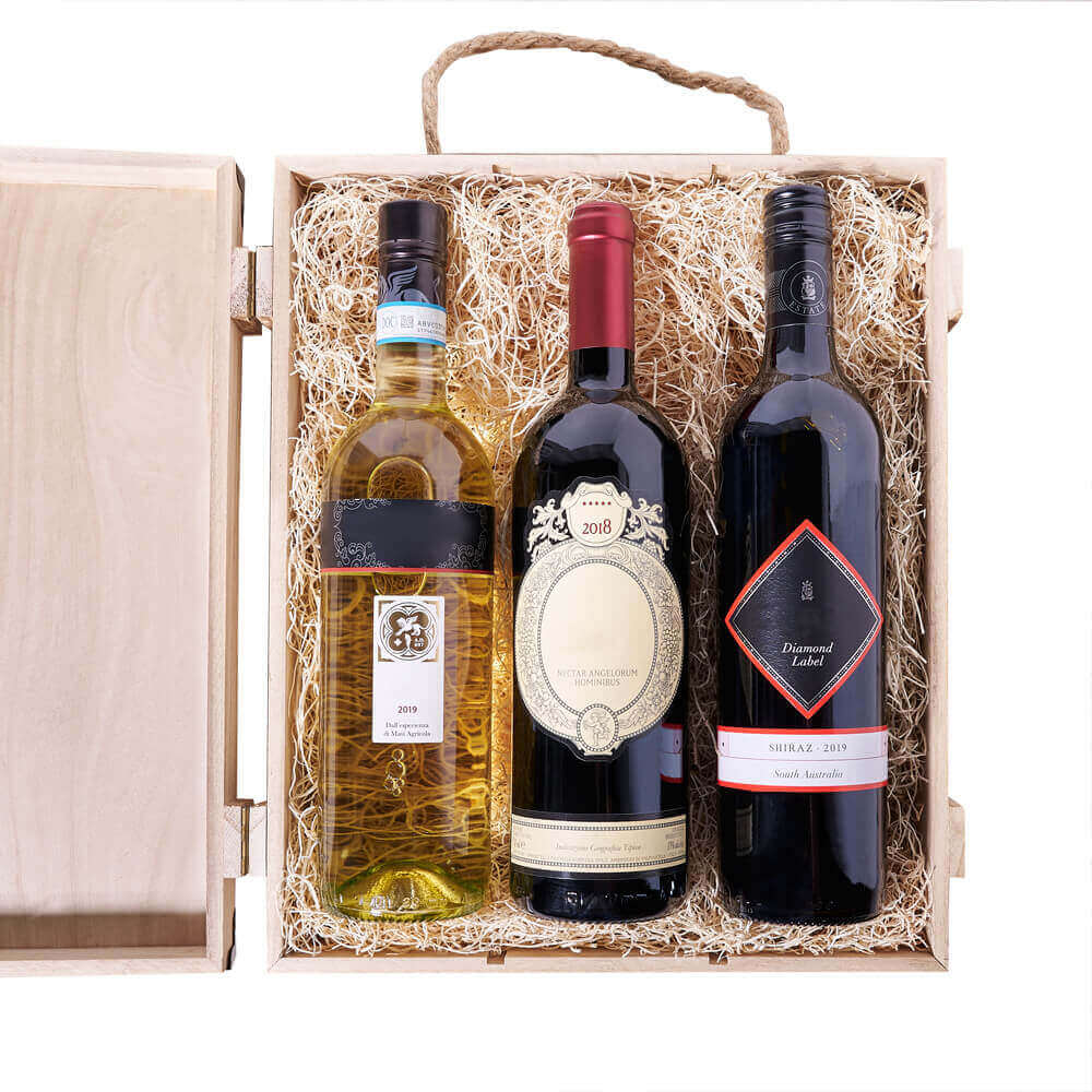 Classic Wine Gift Basket with Three Bottles in Wooden Box – how the gift is presented