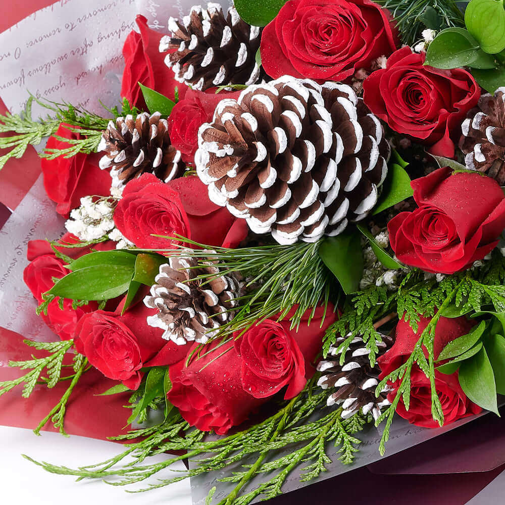 Christmas, Holiday, Rose Arrangement, Flower Arrangement, Floral Arrangement, Rose Bouquet, and Flower set Connecticut Delivery
