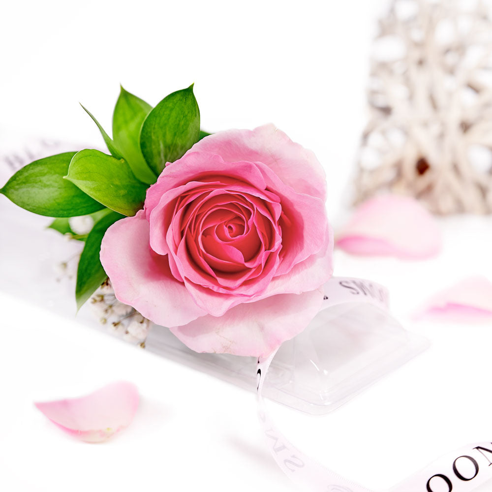 Elegant Pink Rose Presentation for Mother's Day – how the gift is presented