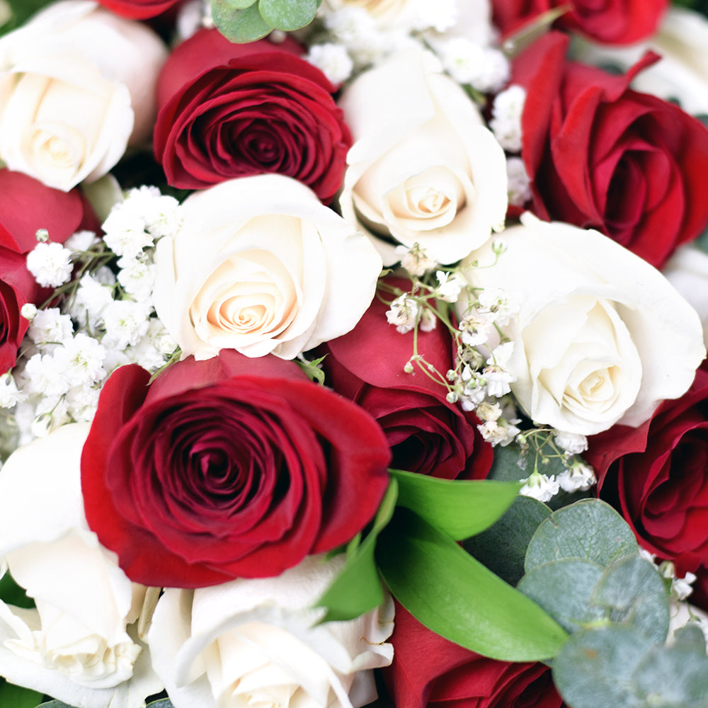 Let the one you love know how much they mean to you with the Romantic Musings Rose Bouquet from Connecticut Blooms. 