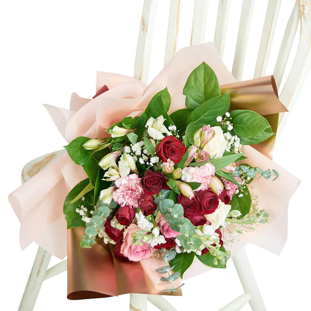 Deluxe Mixed Roses and Carnations Bouquet – how the gift is presented